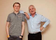 Donal Walsh con su padre Fionnbar, quien hablará en el Evento de Recordación de la Juventud en el Hotel Castlecourt en Westport este domingo. 