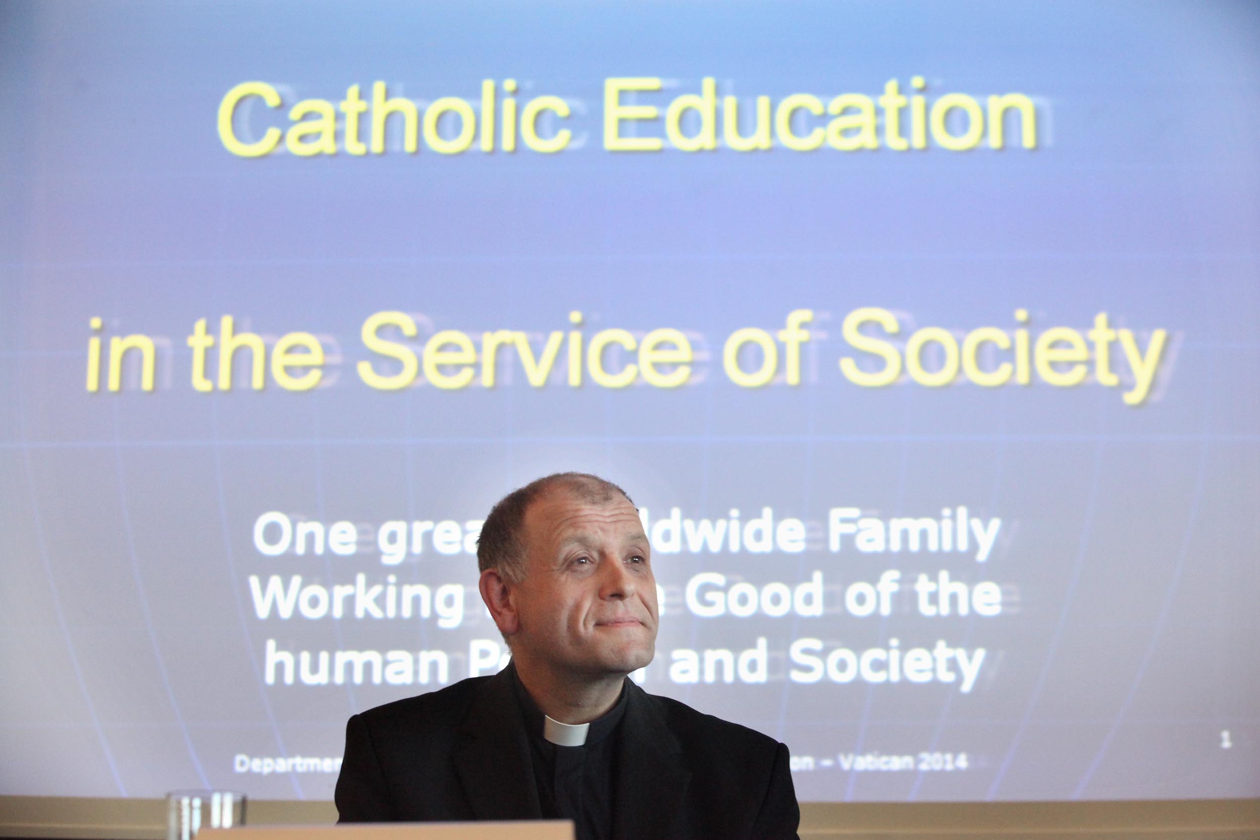 Experto clave en educación del Vaticano rinde homenaje a los monjes irlandeses