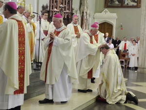 La imposición de manos: todos los obispos presentes participan en esto para significar la recepción de Monseñor Nulty en el colegio de obispos. Foto: John McElroy.
