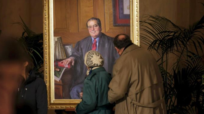 La nueva colección demuestra la fe, la sabiduría y el ingenio del difunto juez Scalia