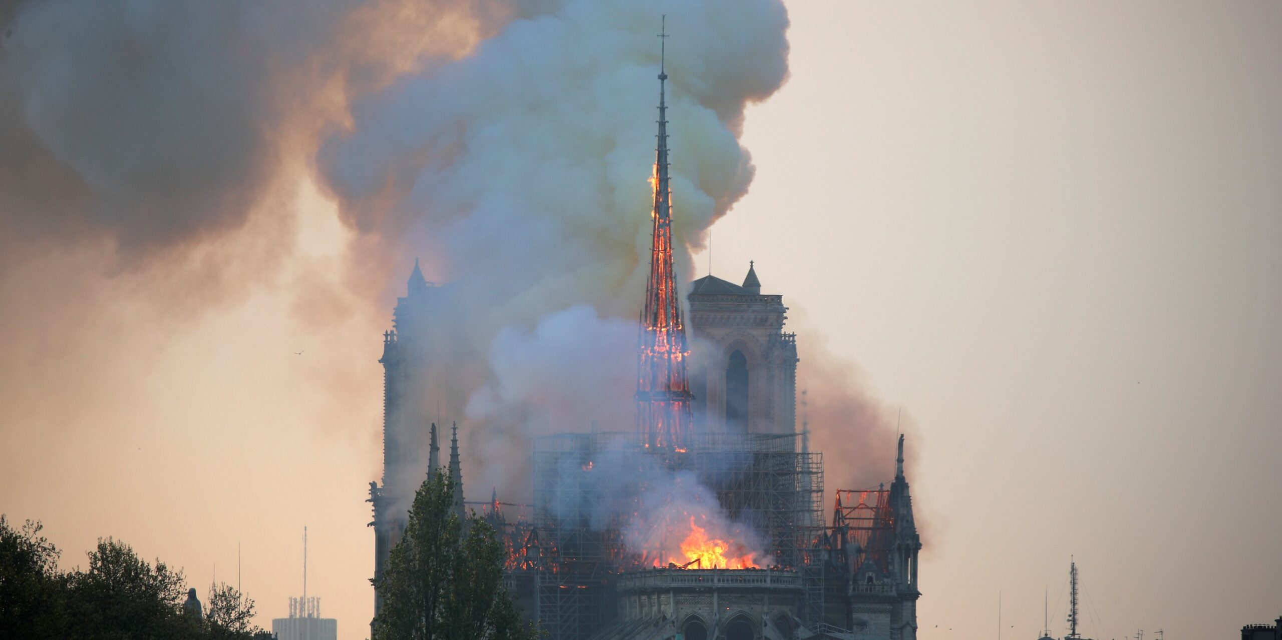 El Vaticano expresa “conmoción y dolor” por el incendio de Notre Dame [UPDATED]