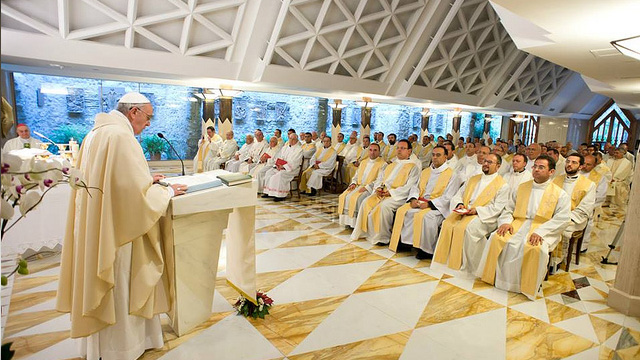 Papa Francisco: Nos encontramos con el Dios vivo a través de sus heridas