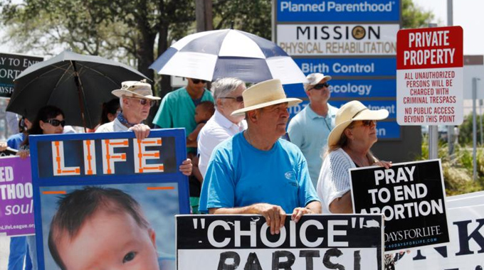 Fact-check: Sí, Politico, el aborto es financiado por el gobierno federal