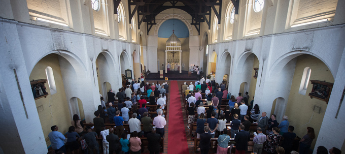 La Iglesia de la Preciosísima Sangre de Londres es una próspera y diversa parroquia administrada por ordinariatos
