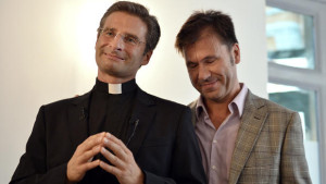 El padre Krysztof Olaf Charamsa (izquierda), que trabaja para la CDF, da una conferencia de prensa con su compañero Edouard para revelar su homosexualidad el 3 de octubre de 2015 en Roma.  Foto TIZIANA FABI/AFP/Getty Images)