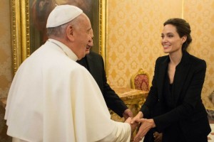 El Papa Francisco se encuentra con la directora Angelina Jolie tras la proyección de su película 'Unbroken' en el Vaticano. Foto cortesía: time.com 