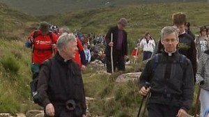 El arzobispo Michael Neary con el nuncio papal, el arzobispo Charles Brown, escalando el Reek. 
