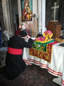 El obispo Selwanos celebra la primera misa en la iglesia de St. Mayrs - ortodoxa siria en Homs después de que los rebeldes se fueran.