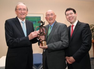La imagen muestra a Barney Curley, ganador del Premio Oireachtas a la Vida Humana, los Derechos Humanos y la Dignidad Humana 2015, recibiendo su premio de manos de Ceann Comhairle, el Sr. Sean Barrett TD con el Senador Ronan Mullen. Imagen John Mc Elroy. 