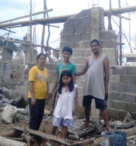La familia Fernanda frente a las ruinas de su hogar en la isla Panay, noviembre de 2013.
