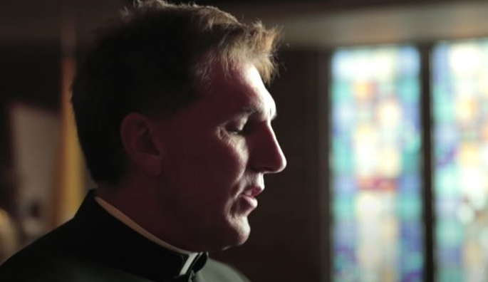 Controvertido sacerdote de La Crosse dice que desafiará la solicitud del obispo de renunciar