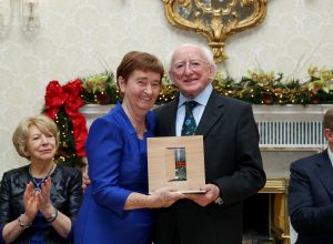 El presidente Michael D. Higgins entrega a la Hna. Mary Sweeney su premio por Servicio Distinguido Presidencial en la categoría Paz, Reconciliación en Áras an Uachtaráin.  Foto: MaxwellPhotography.ie 