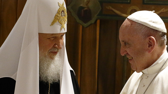 El Papa Francisco habla sobre la guerra de Ucrania con el líder ortodoxo ruso