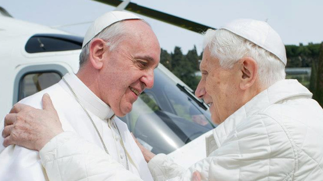 El Papa Francisco y el Papa Emérito Benedicto en un encuentro histórico