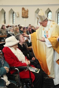 El Arzobispo Diarmuid Martin ungiendo a una dama durante la Misa del Día Mundial del Enfermo en la Iglesia de Nuestra Señora Reina de la Paz Merrion Road, Dublín.  Imagen John Mc Elroy. 