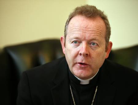 El arzobispo ora por el hombre herido en el incidente del cementerio de Dundalk