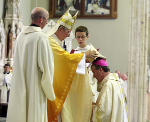 El arzobispo Diarmuid Martin ordena al obispo Denis Nulty. Foto: John McElroy
