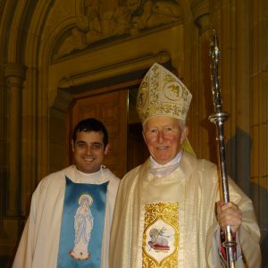El padre Damián y el obispo Felipe en la catedral de Letterkenny.