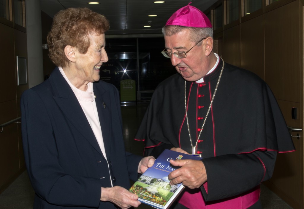 El Arzobispo Diarmuid Martin y Sr Eugene Nolan RSM del Hospital Mater. 
