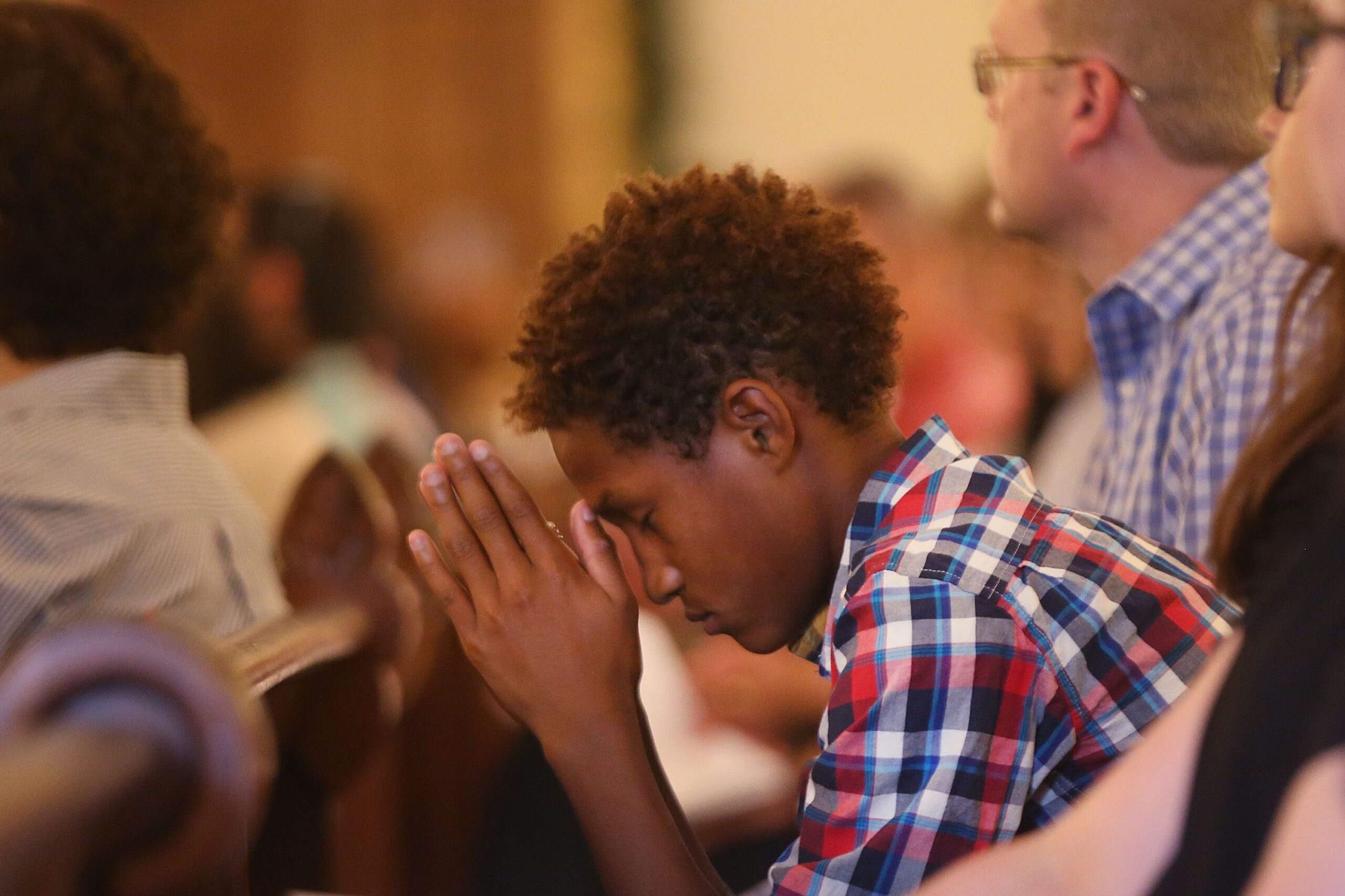 Encuentra la paz interior con esta sencilla oración de Pascua para adolescentes cristianos
