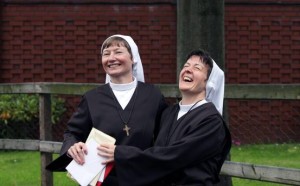 Hermanas Martina Purdy y Elaine Kelly de las Hermanas de la Adoración. Foto: cortesía de Irish Independent/Belfast Telegraph