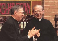 San Josemaría Escrivá, fundador del Opus Dei, aplaude al obispo Álvaro del Portillo 1975 JPEG