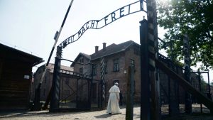 Foto del Papa Francisco en Auschwitz cortesía de QZ.com