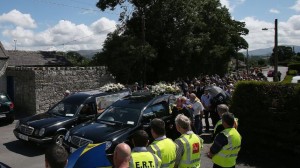 El funeral de Eoghan y Ruairí Chada.  Foto cortesía de RTE.