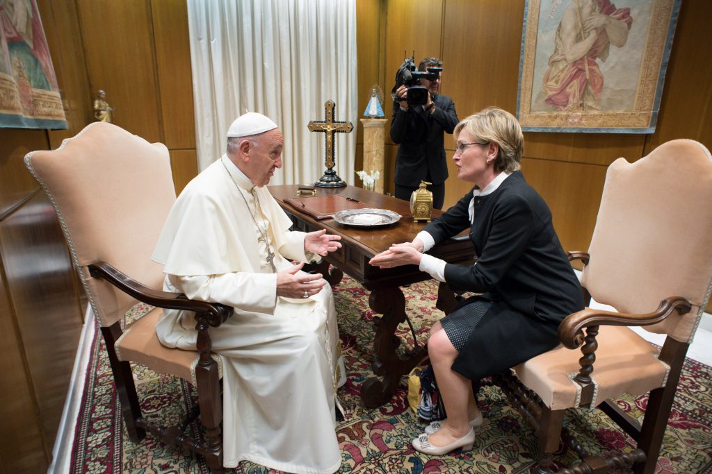 La eurodiputada Mairead McGuinness se reúne con el Papa Francisco