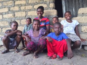  Fatmata Kargbo y su ahora extensa familia Foto de: Michael Cassidy/ KMF Productions 