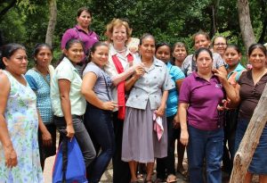 Mary Robinson con las mujeres que Trocaire apoya en Honduras