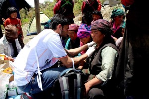 Un médico de MSF atiende a unos nepaleses heridos.