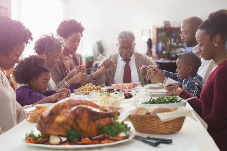 Muestra simple de una oración de acción de gracias que las familias pueden decir antes de la cena