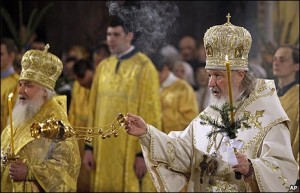 El servicio de medianoche en la catedral de Cristo Salvador de Moscú estuvo a cargo del líder interino de la Iglesia Ortodoxa Rusa, el metropolitano Kirill. Foto: Cortesía BBC. 