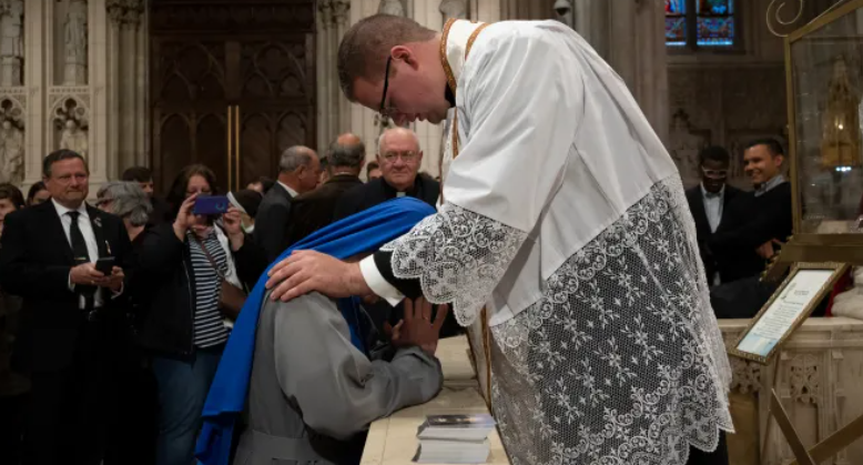 Nuevo sacerdote bendice a su hermana, monja: 'Ha sido un verdadero privilegio y una alegría'