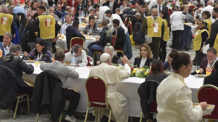 Oración a Dios y solidaridad con los pobres son inseparables, dice el Papa
