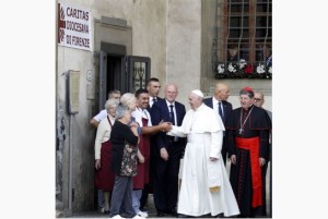 El Papa Francisco es recibido cuando sale de la sede de la organización benéfica Caritas de Florencia, donde almorzó el martes.  Foto: Cortesía www.thestar.com 