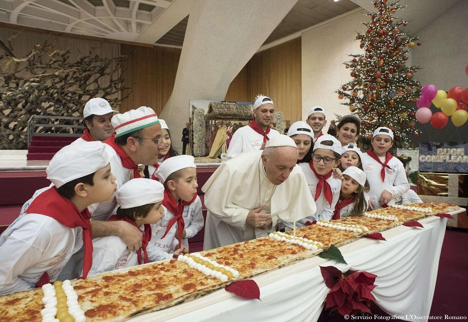 Papa Francisco celebra su cumpleaños con pizza