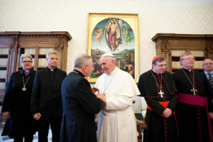 El Papa Francisco saluda a los miembros de la Federación Luterana Mundial (Foto: CNS)
