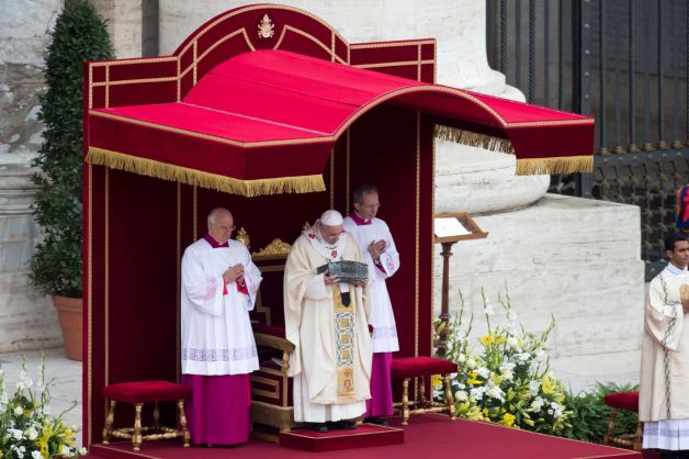 Papa venera reliquias de San Pedro en clausura del Año de la Fe