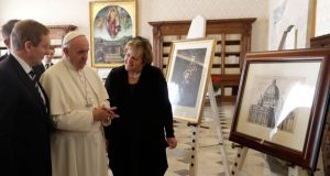 El Papa Francisco con el Taoiseach Enda Kenny y su esposa Fionnula. Imagen cortesía: RTE.ie/Getty Images
