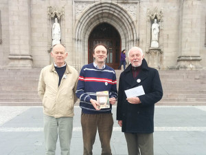 Delegación de Faith in Marriage Equality en Armagh para reunirse con el Primado.  (De izquierda a derecha) Jim O'Crowley de Gay Catholic, Dr. Richard O'Leary, de Faith in Marriage Equality y Brendan Butler de We are Church Ireland. 