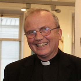 El obispo católico de Derry promete apoyo a la comunidad de Cofl después del vandalismo en la iglesia