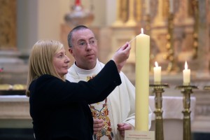 El padre Robert McCabe y Rhona McConnell de Aid to the Church in Need en una misa en apoyo de los cristianos en Irak, en la iglesia de la calle Clarendon en Dublín.  Foto: Arthur Carron