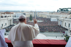 El Papa Francisco saluda mientras da su primer 