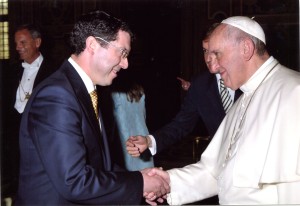 El senador Mullen se encuentra con el Papa Francisco en la audiencia del Vaticano 2