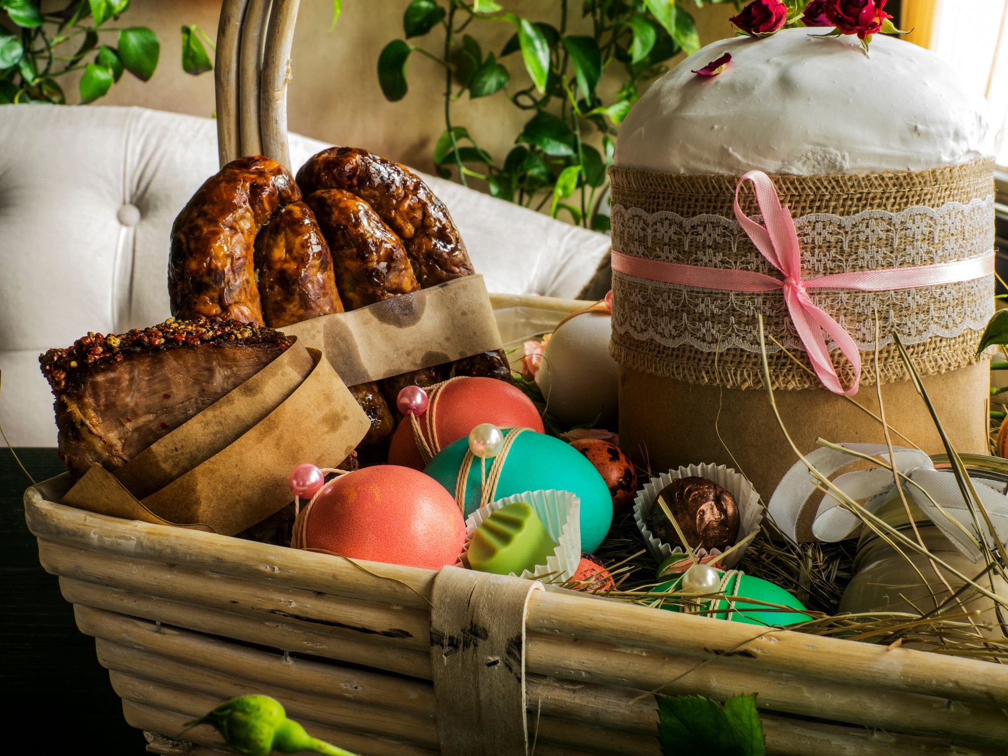 Simbolismo de los Alimentos en una Bendita Canasta de Pascua de Europa del Este