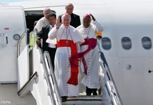 El cardenal Parolin llega a Dili, la capital de Timor Leste.  Foto cortesía: Radio Vaticano. 