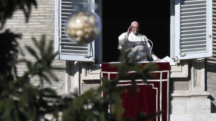 El Papa Francisco en la ventana del apartamento pontificio para el Ángelus saluda a los fieles en la Plaza de San Pedro