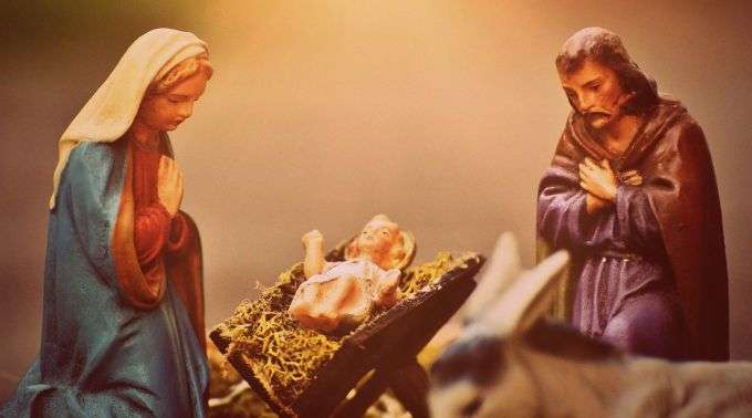 Al colocar al Niño Jesús en el belén, rezar en familia